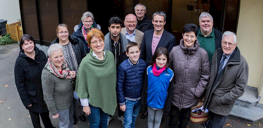 Gemeindemitglieder vor der Kirche