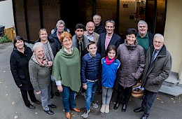 Gemeindemitglieder vor der Kirche