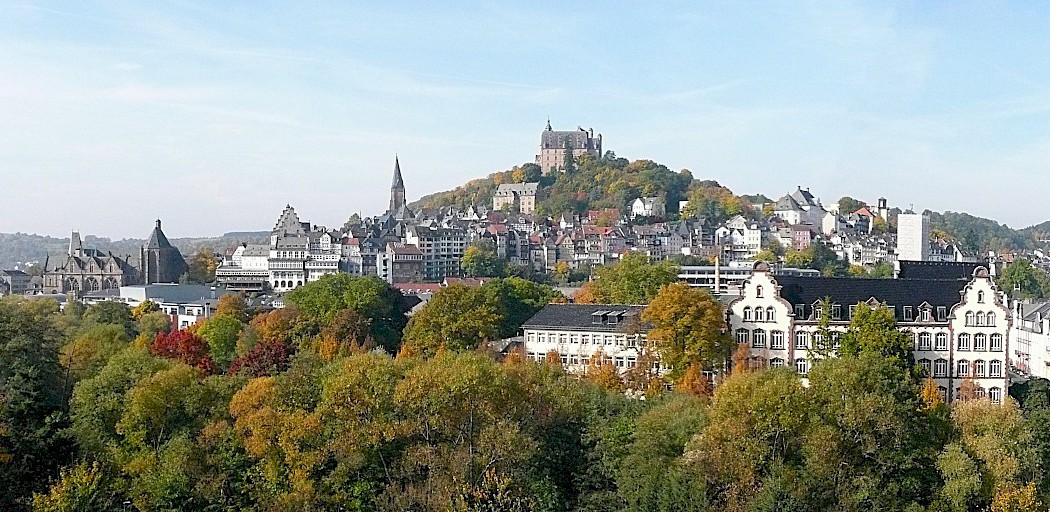 Blick auf Marburg, mit dem Landgrafenschloß und im Vordergrund die Elisabethkirche