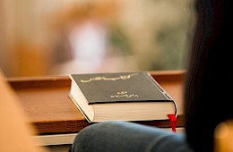 Bibel auf Farsi auf einer Fensterbank