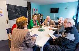 Bibelkreis an eine Tische mit Pastorin Sigrid Falk