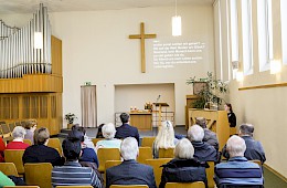 Gottesdienst in der Kirche mit Zuhörern