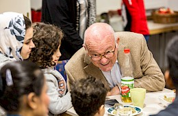 Älterer Mann unterhält sich mit Kindern