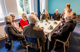 Ältere Menschen bei Gespräch an einem Kaffeetisch