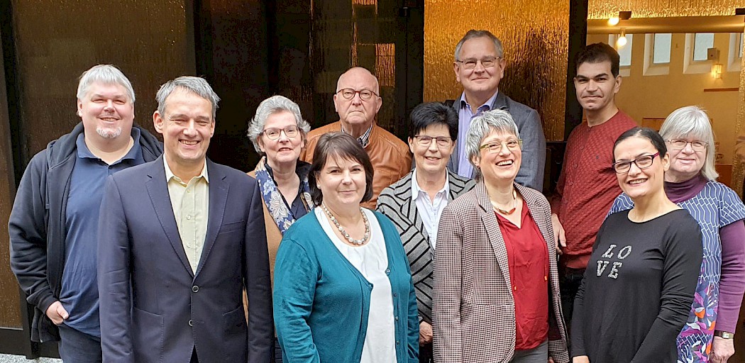 Gruppenbild vor der Kirchentür: die Mitglieder der Gemeindeleitung