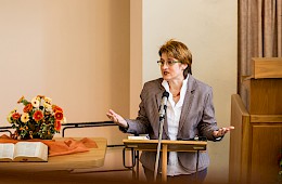 Pastorin Sigrid Falk beim Predigen